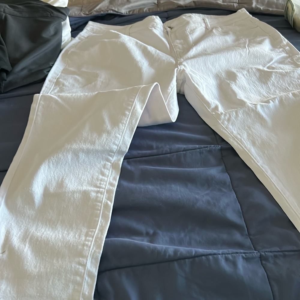 White jeans, functional front and back pockets, one button and zipper, size 4x